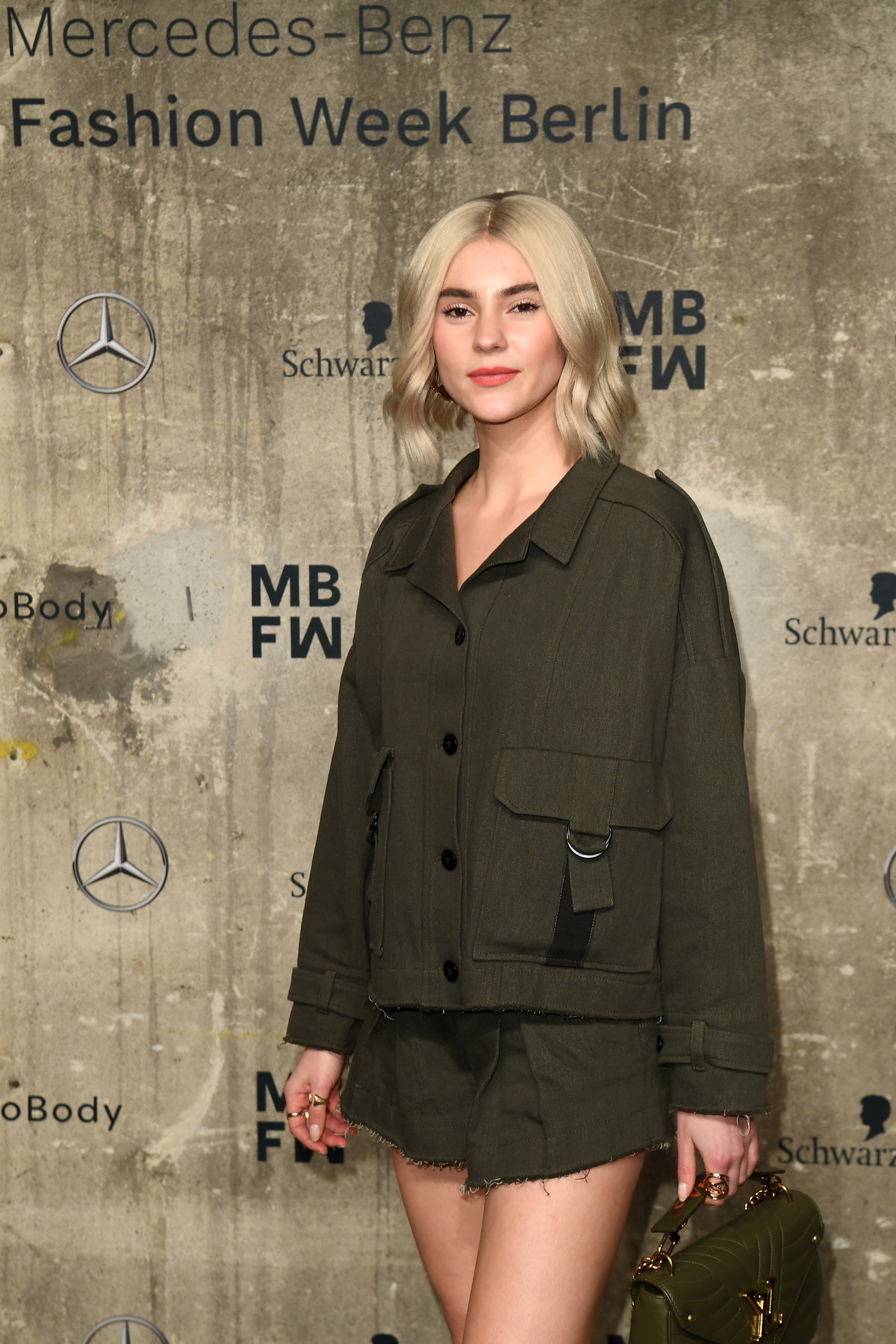 Stefanie Giesinger mit platinblondem Bob