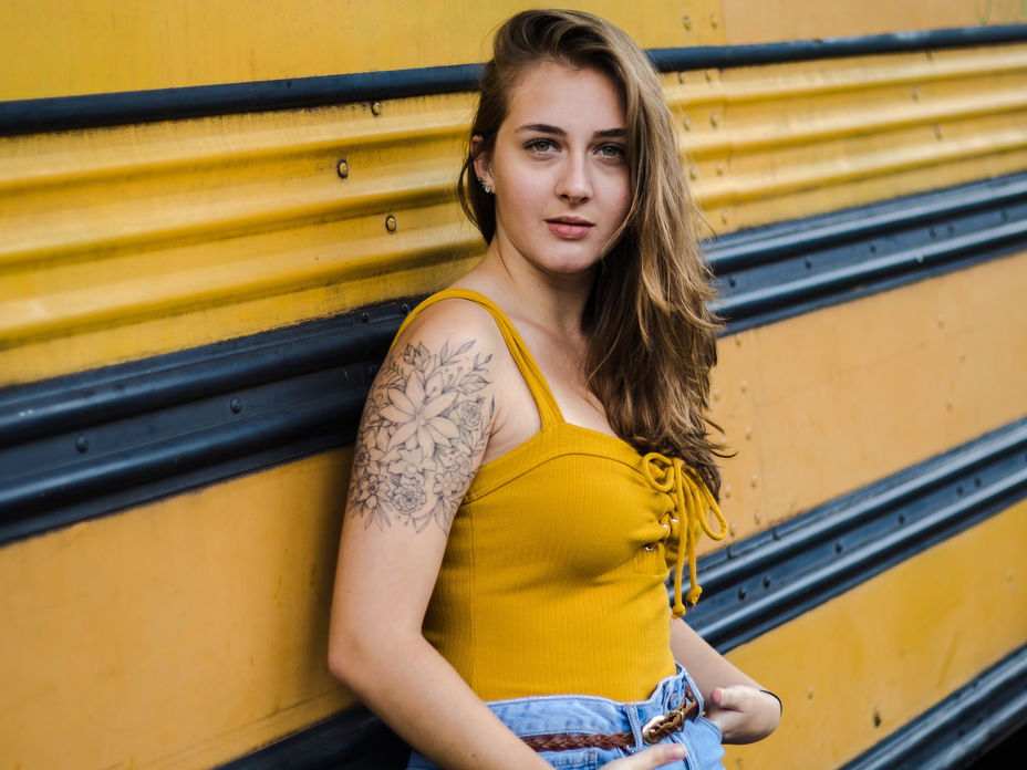 Frau mit Tattoo am Arm