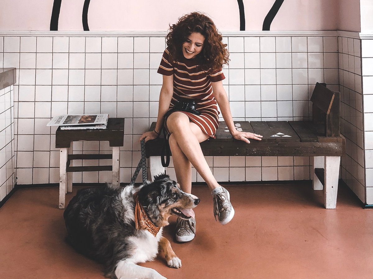 Frau auf einer Bank mit Hund