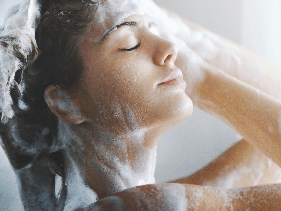 shampoo conditioner frau wäscht sich die haare