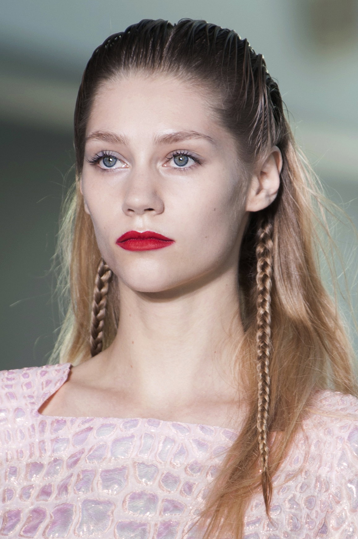 Model mit zwei geflochtenen Haarsträhnen