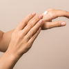 Trockene Hände durch Desinfektion: Diese Handcreme zaubert über Nacht weiche Hände!