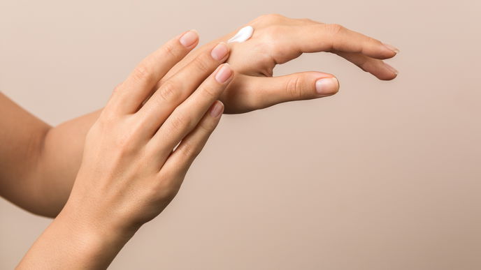 Trockene Hände durch Desinfektion: Diese Handcreme zaubert über Nacht weiche Hände!