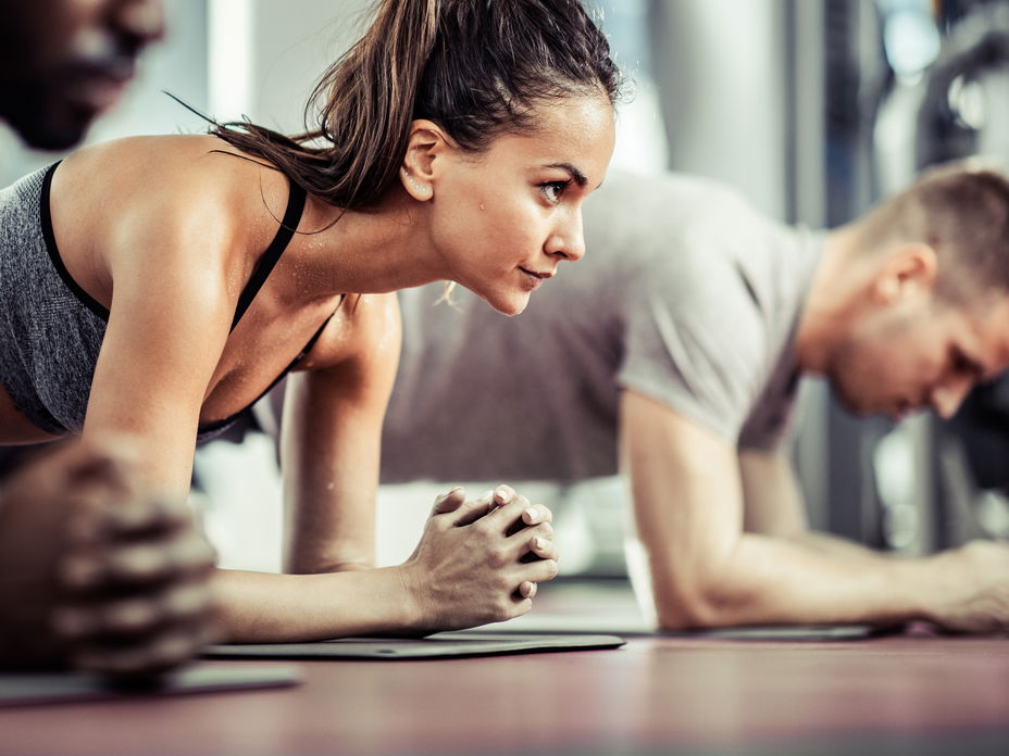 frau im fitnessstudio