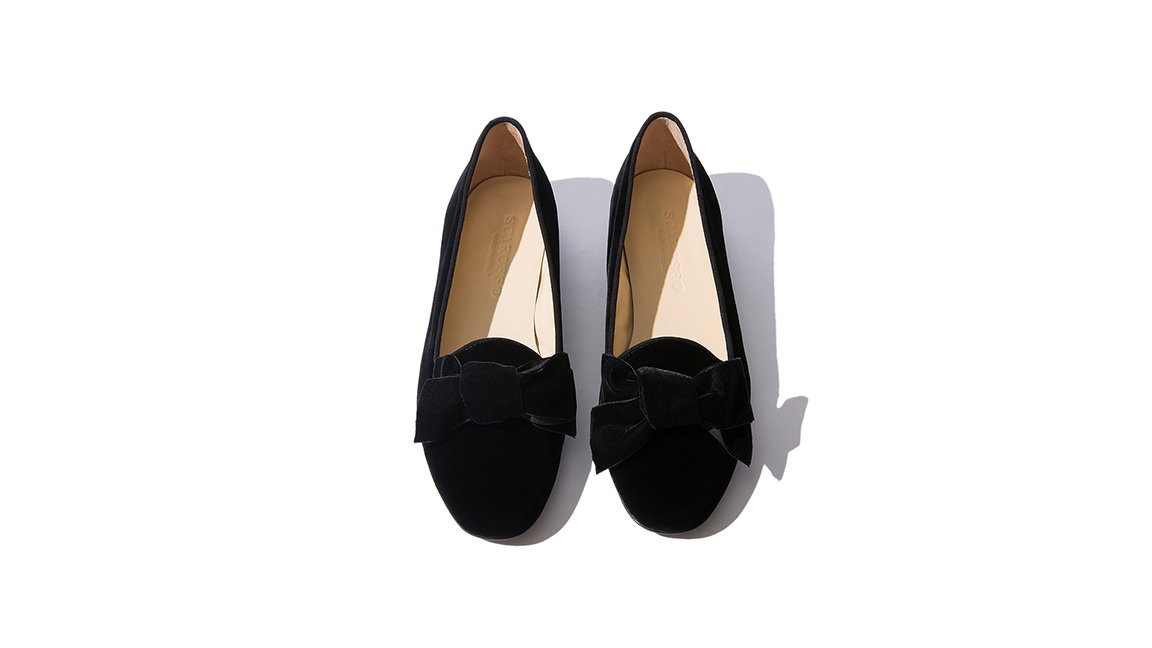 Wie gefallen euch diese süßen Loafers von Scarosso? Die kleine Schleife vorne ist ein echter Hingucker! Die handgefertigten Loafer aus Samt könnt ihr hier nachshoppen.