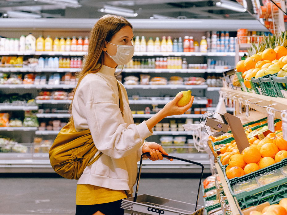 Mädchen mit Maske im Supermarkt