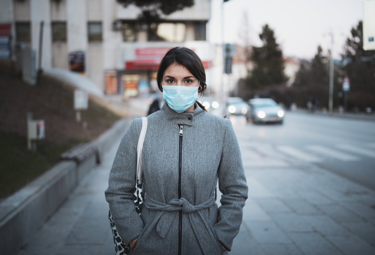 frau mit mundschutz coronavirus