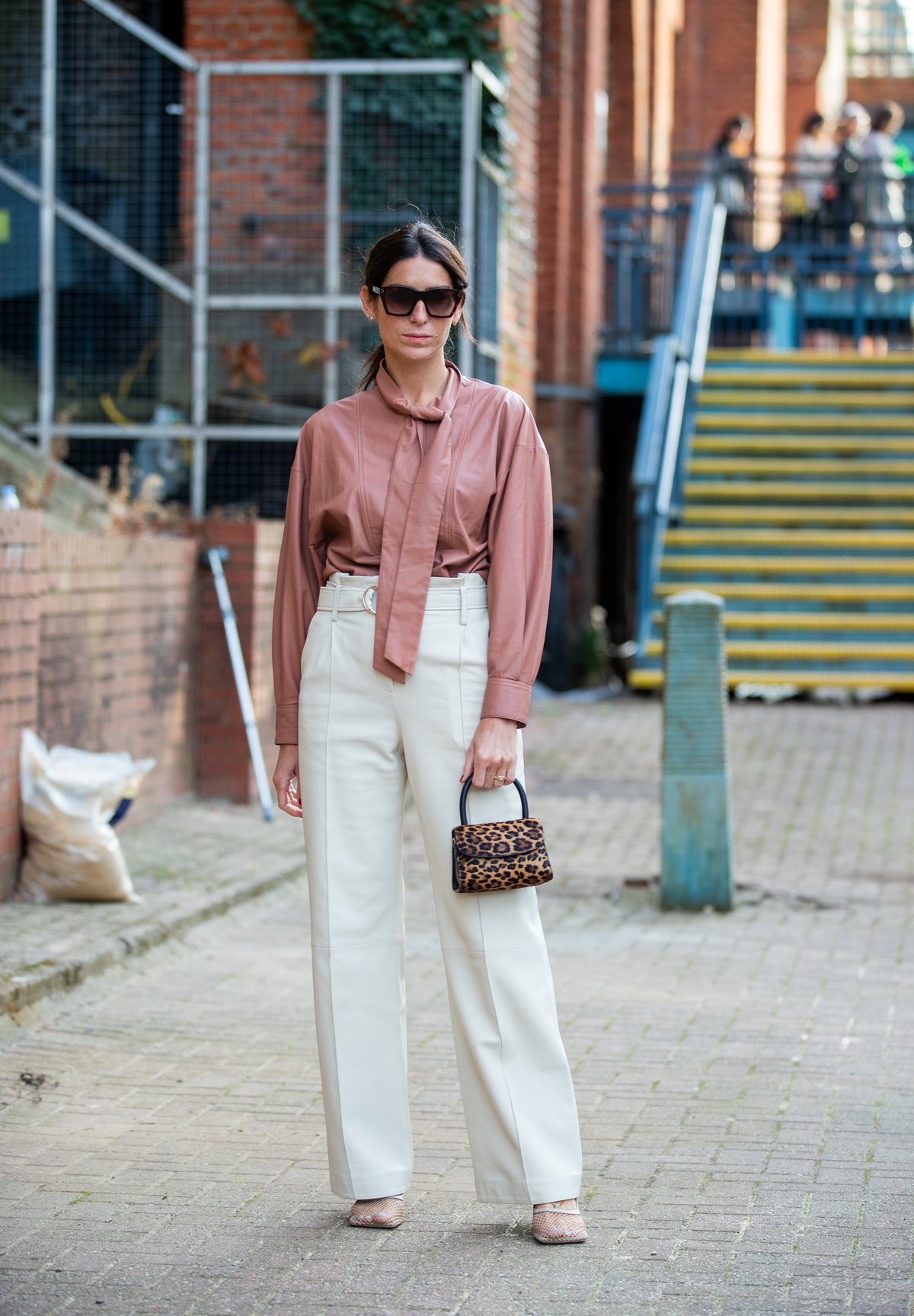 influencer mit lederbluse altrosa