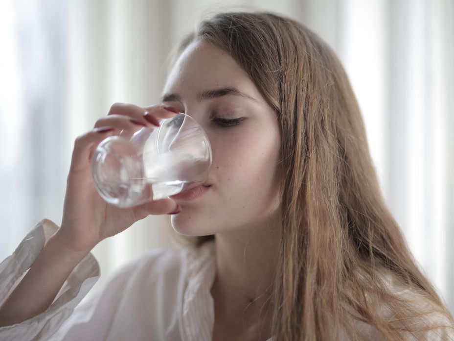 Frau trinkt aus Glas