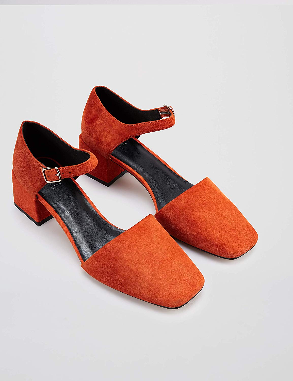 Rote Mary Janes mit eckiger Kappe