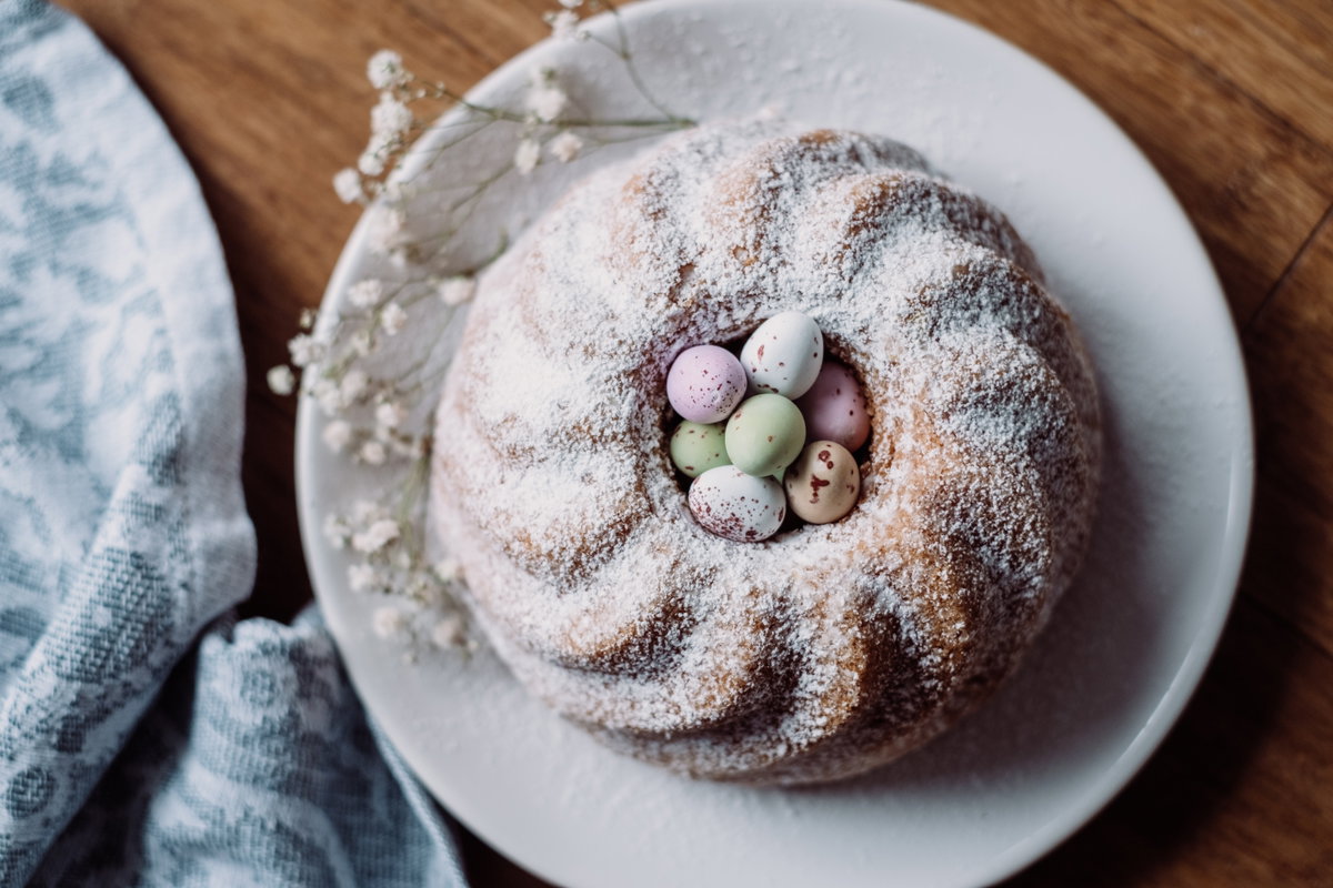 Osterdeko mit Kuchen