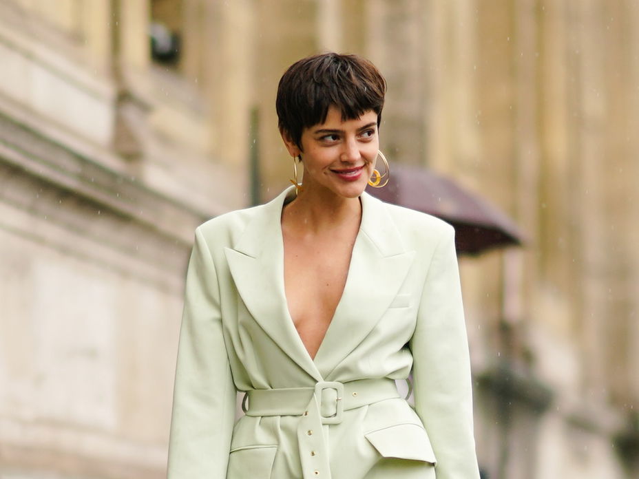 Frau hat braunen Pixie Cut