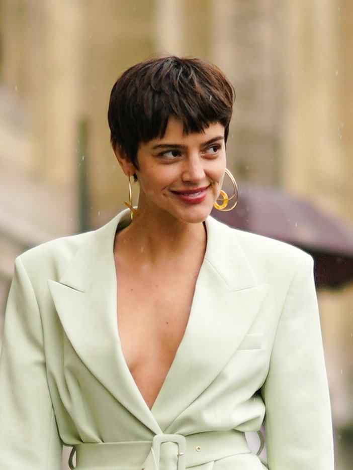 Frau hat braunen Pixie Cut