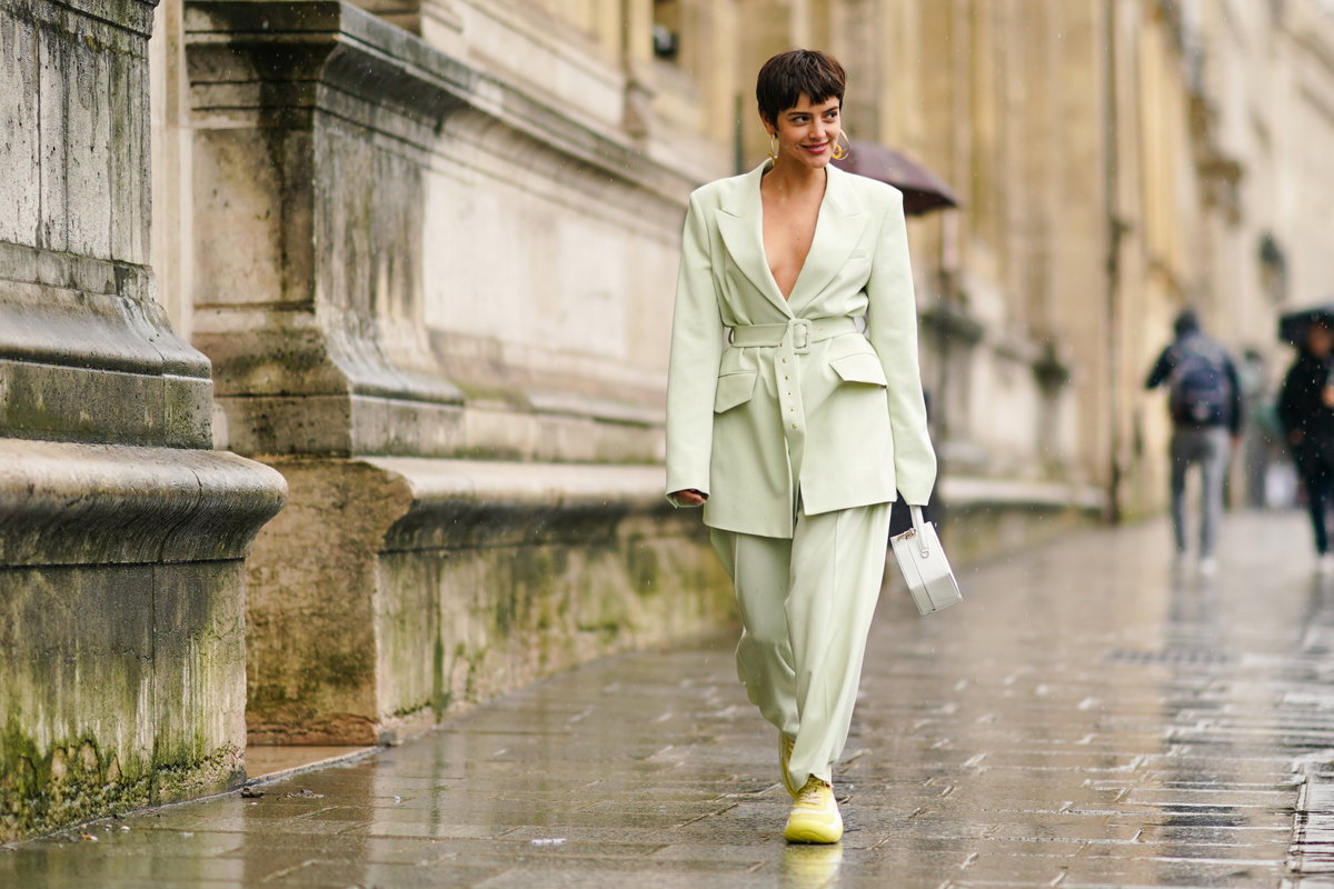 Frau hat braunen Pixie Cut