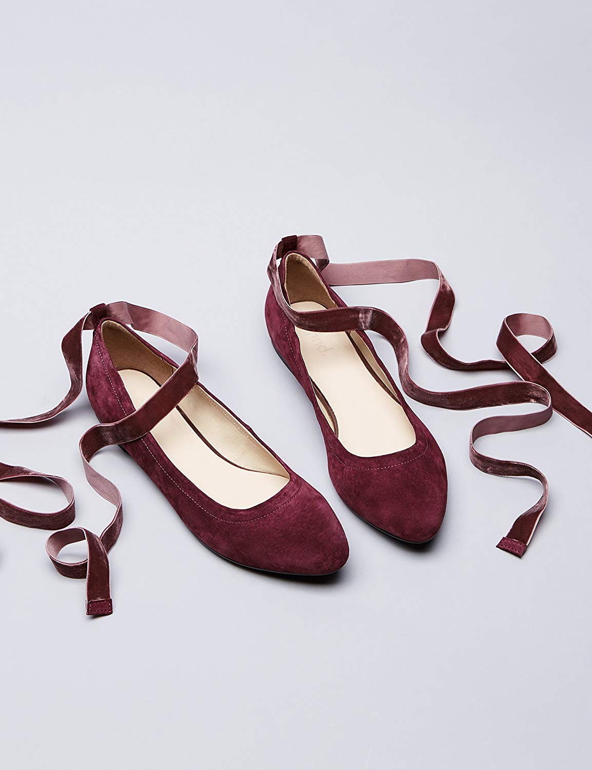 Ballerinas mit Knöchelbändern zum Knoten