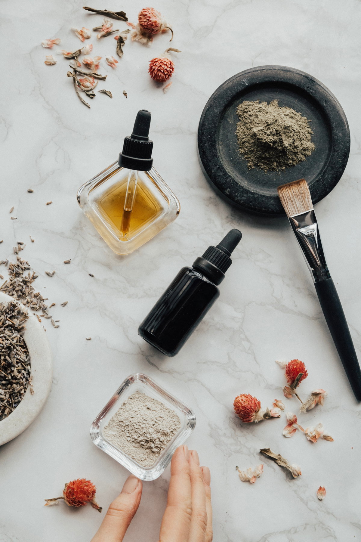 Verschiedene Kosmetikprodukte als Flatlay