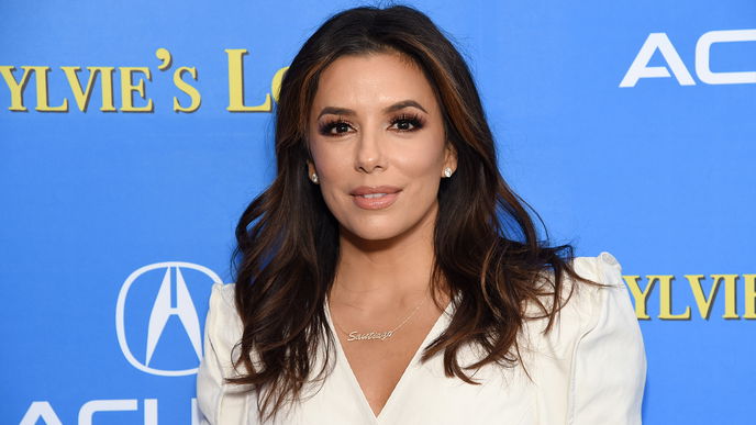 Ansatz kaschieren: Dieses Produkt aus der Drogerie benutzt Eva Longoria in Quarantäne!
