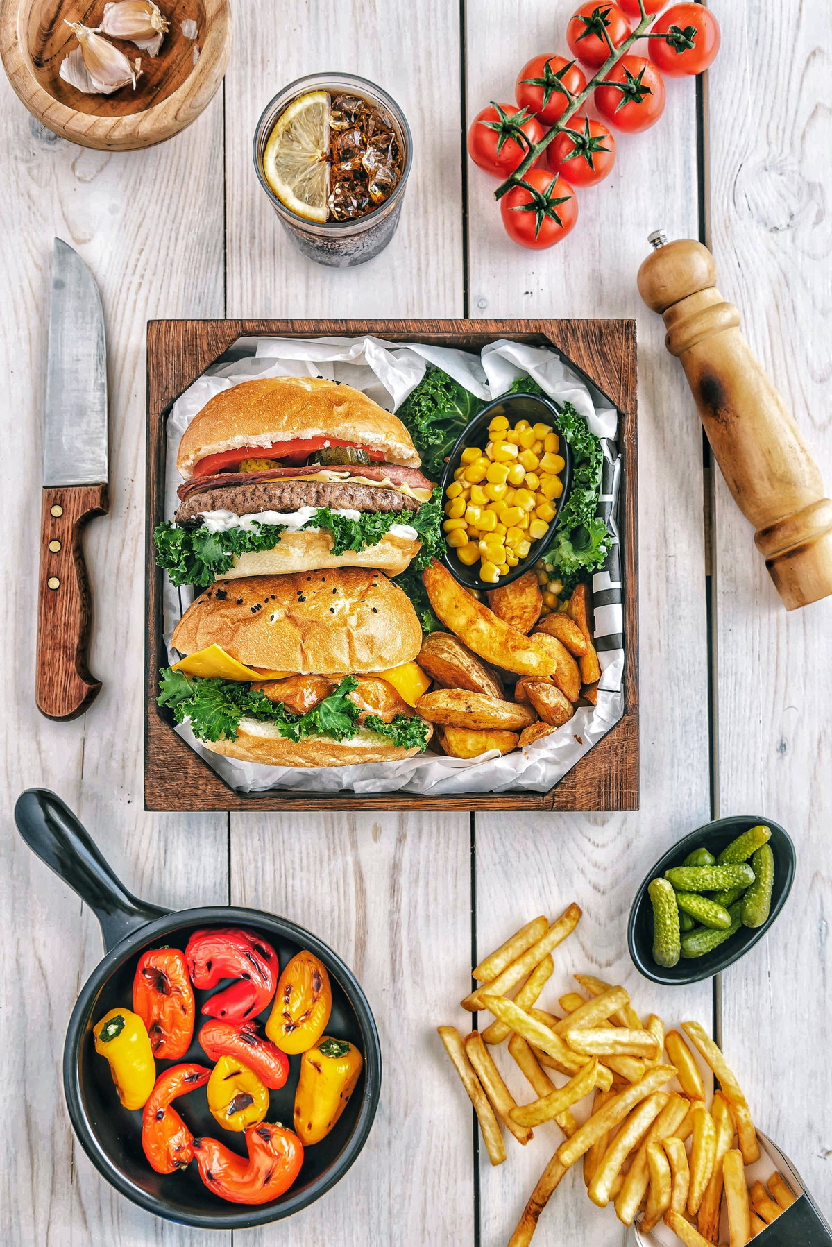 Fastfood Burger und Pommes