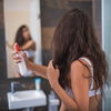 Laut Friseur: So trainieren wir uns fettige Haare ab