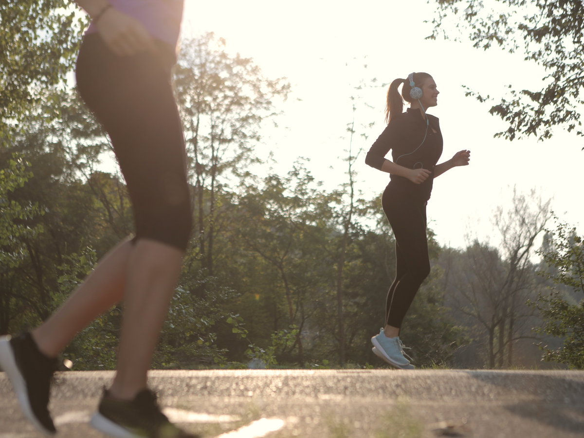 Frauen beim Joggen und Musik hören