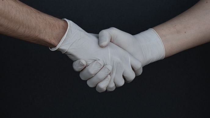 Gegen Corona-Infektion: Deswegen solltet ihr keine Handschuhe tragen!