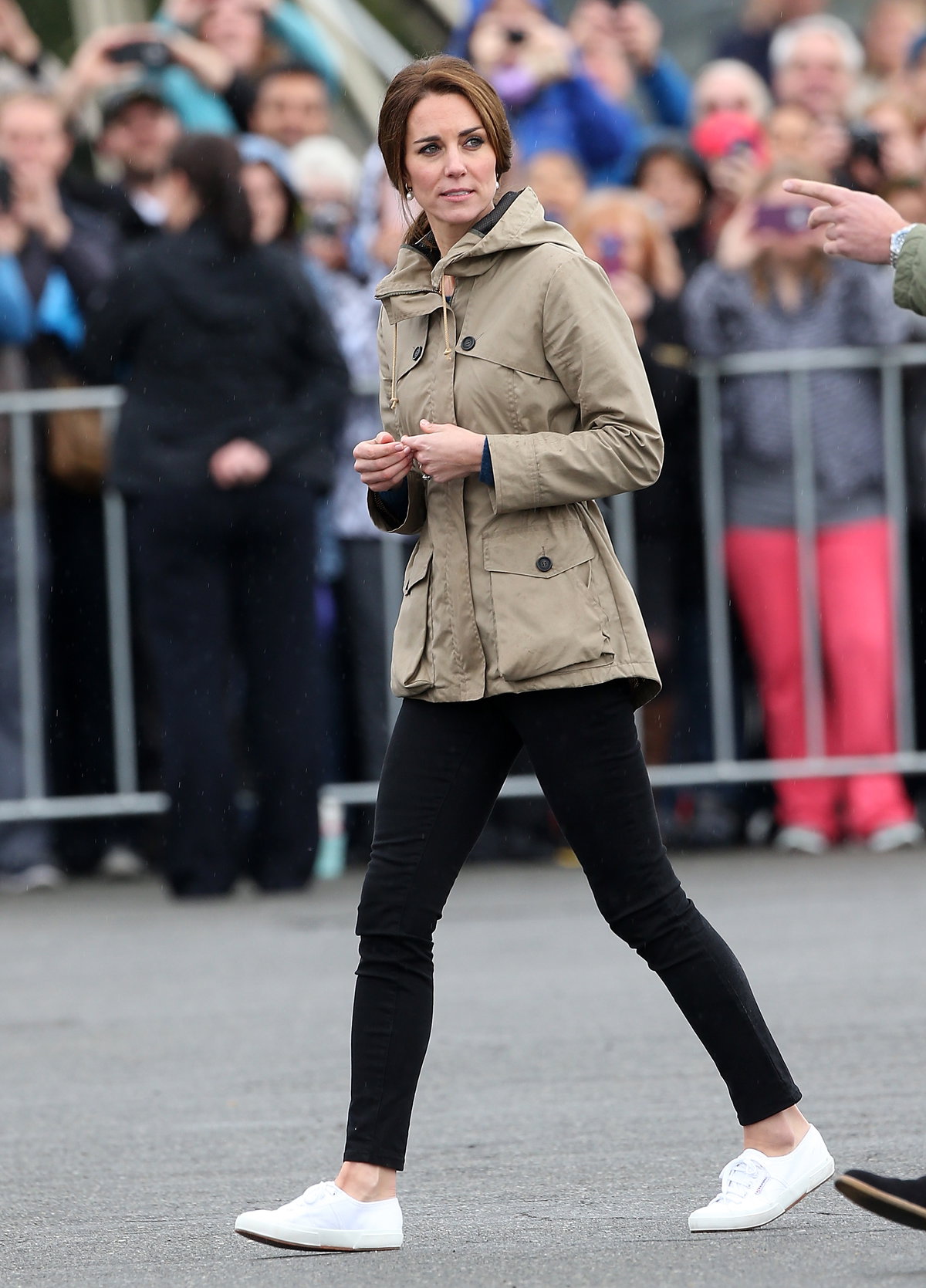 Hier beweist Kate, dass sich die Supergas auch zu einem sportlichen Allwetter-Look mit schwarzer Skinny Jeans und Übergangsjacke sehr gut machen!
