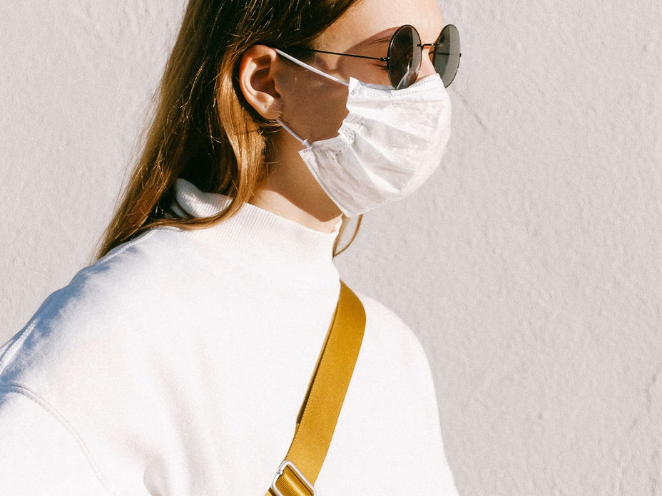 Frau mit Maske