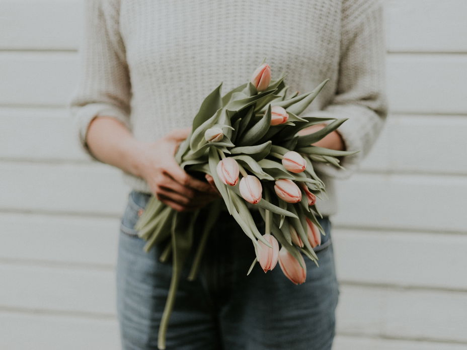 Frau mit Tulpen-Strauß