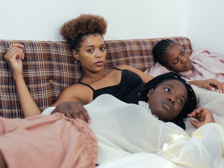 drei Frauen auf einem Sofa