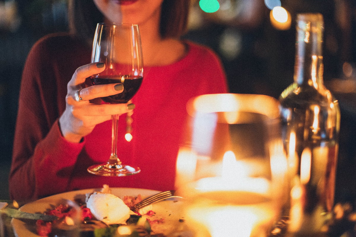Frau trinkt Rotwein