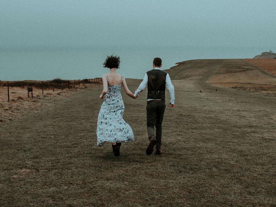 Frau und Mann laufen Hand in Hand