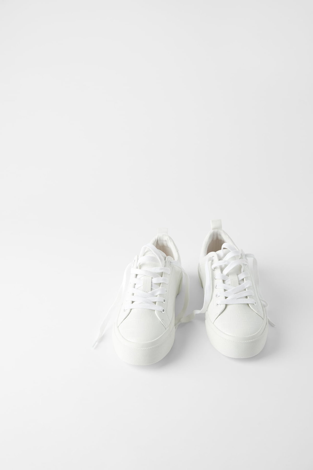 Weiße Sneaker von ZARA