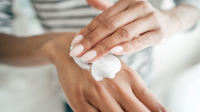 Hände waschen und Desinfektionsmittel: Diese Handcreme beruhigt die Hände sofort!