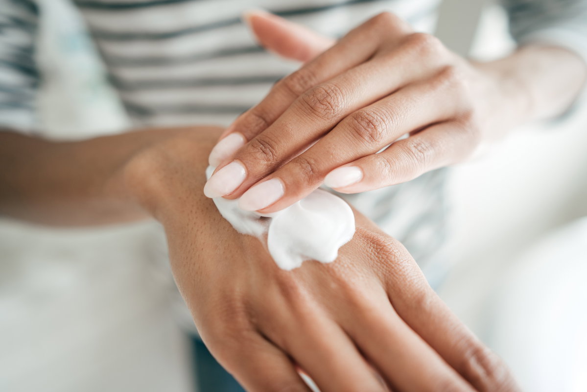 Handcreme auf Händen auftragen