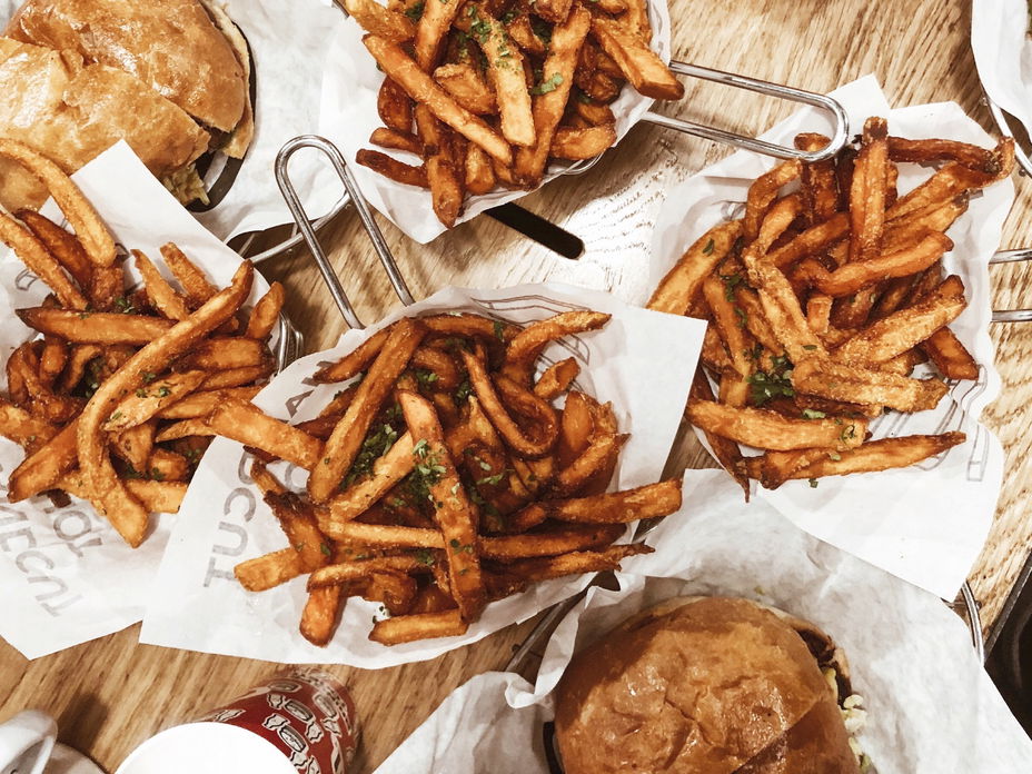 Pommes und Burger auf dem Tisch