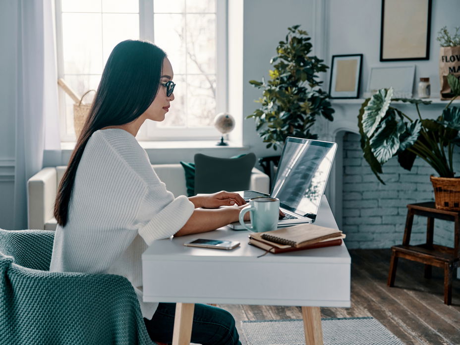 Frau sitzt im Home Office vor dem Laptop