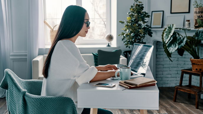 Kleines Homeoffice? Dank dieser Farbe wirkt dein Arbeitsbereich im Nu viel größer