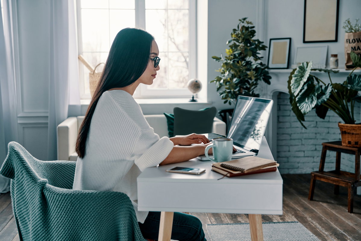 Frau sitzt im Home Office vor dem Laptop