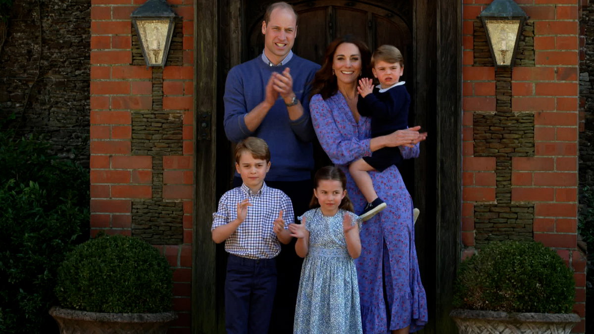 Royal Familie mit Kate im Blumenkleid