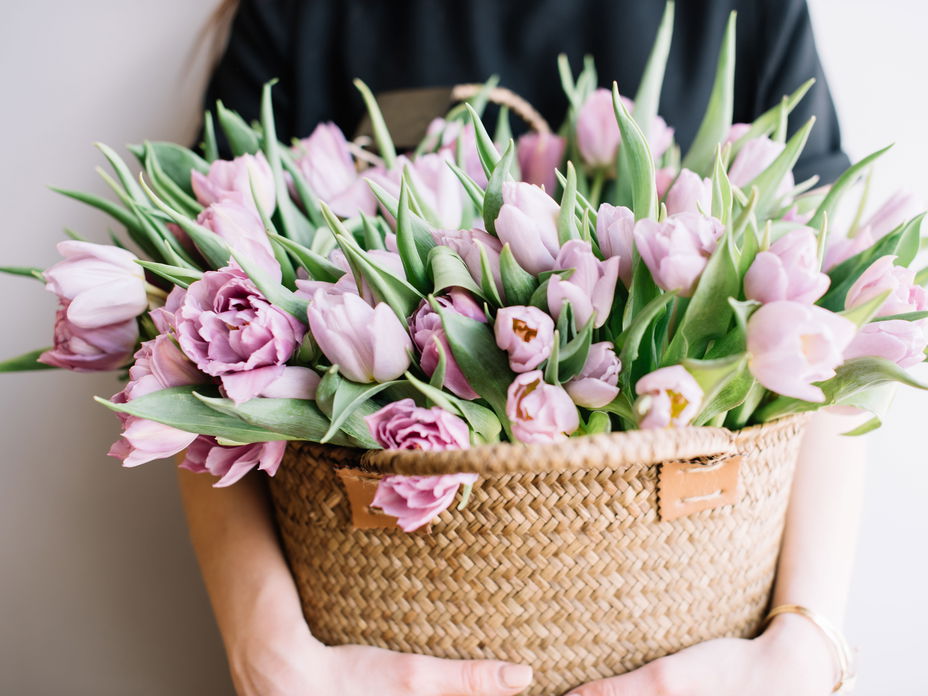 Großer Blumenstrauß mit Tulpen im Korb
