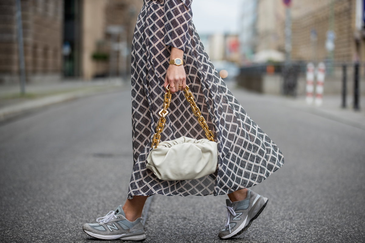 Sneaker mit Kleid