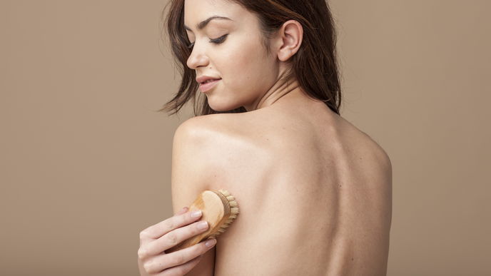 Dry Brushing: Strafft regelmäßiges Bürsten die Haut?