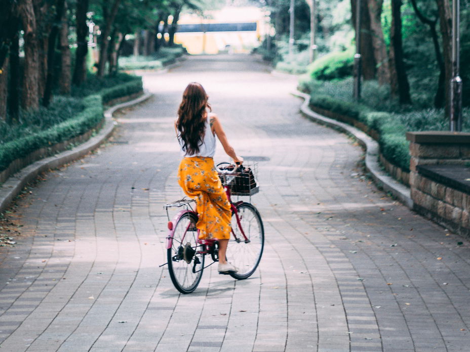 Mädchen mit Fahrrad im Park