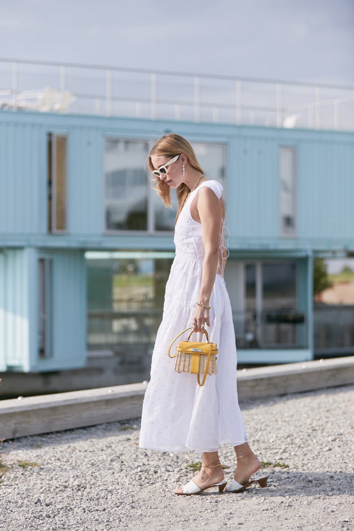 Frau mit weißem Kleid