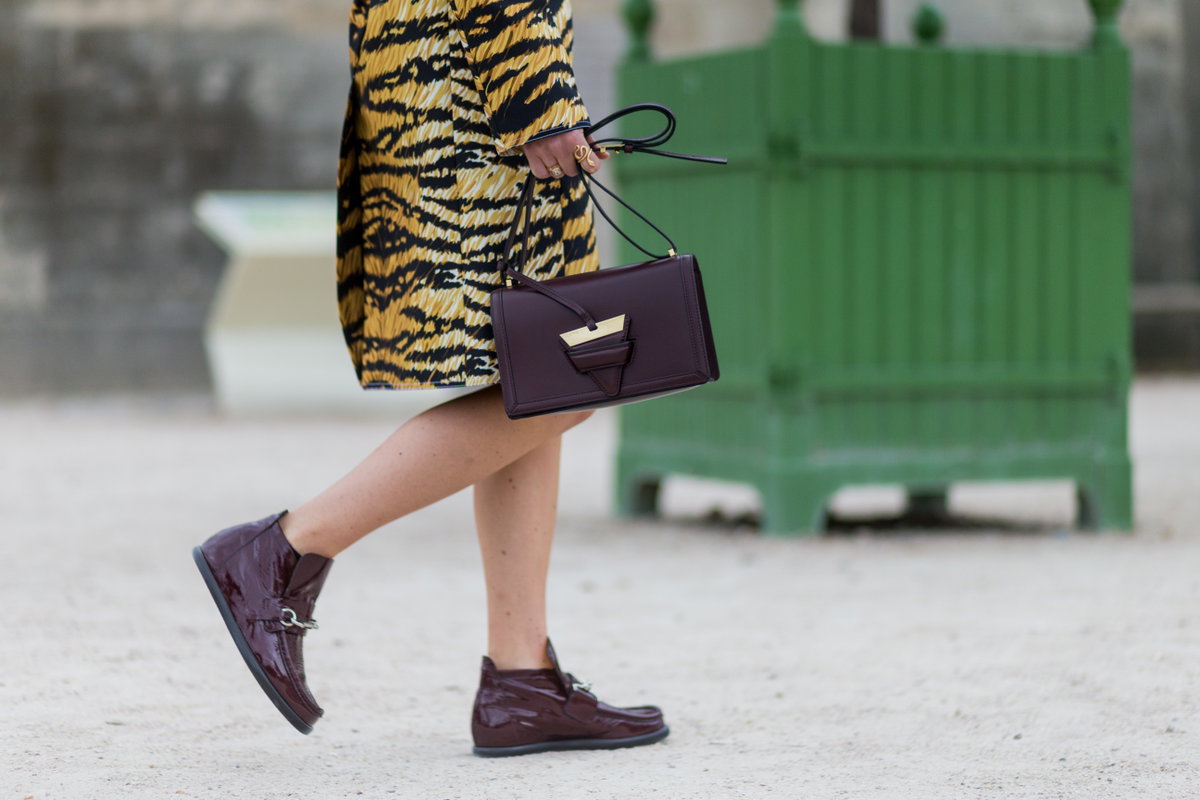 Influencer im Leoparden Muster Mantel