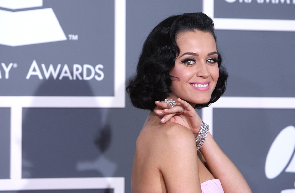 Katy Perry schwarze Haare Bob Frisur