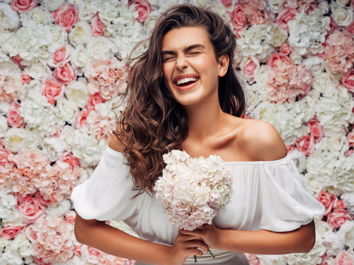 Frau glücklich mit Rosen in der Hand