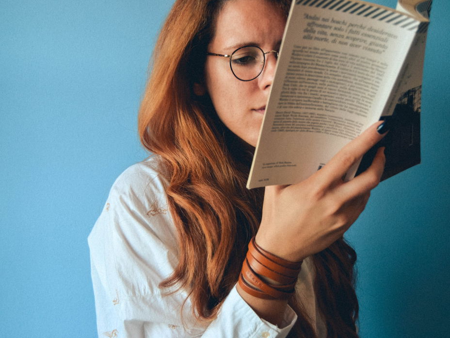 Frau liest ein Buch