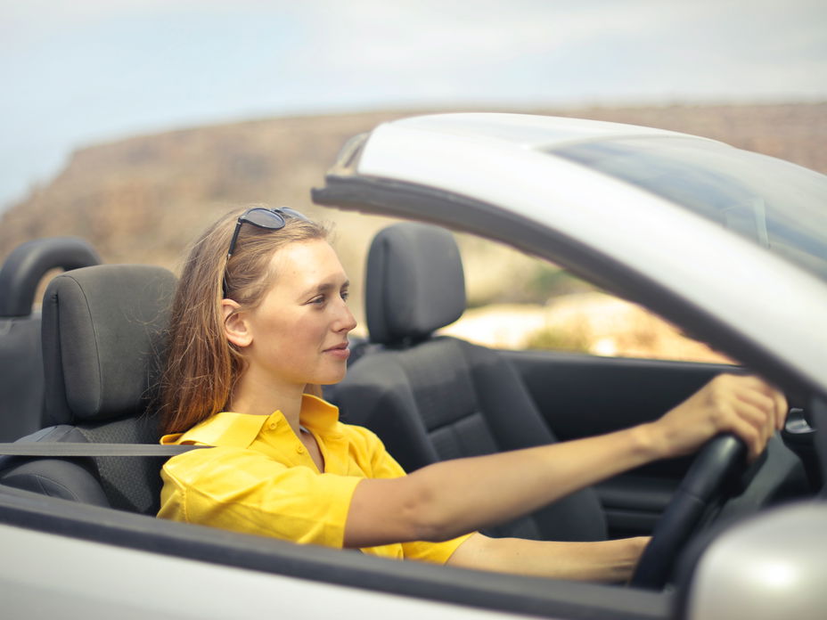Frau im Auto