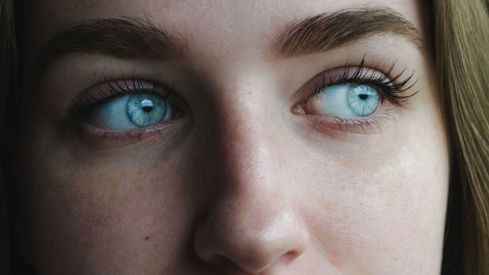 Achtung gefährlich! DAS passiert mit blauen Augen, wenn du ein Wimpernserum benutzt!